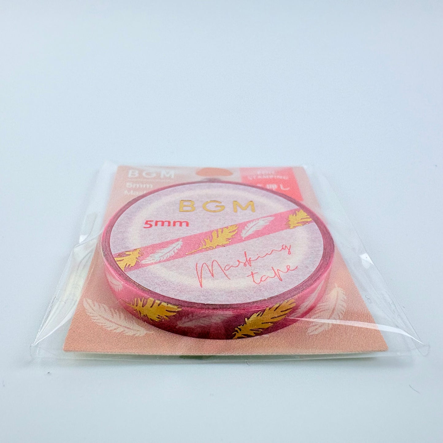 Washi páska BGM – Peříčka se zlatým fóliovým zdobením, 5 mm × 5 m