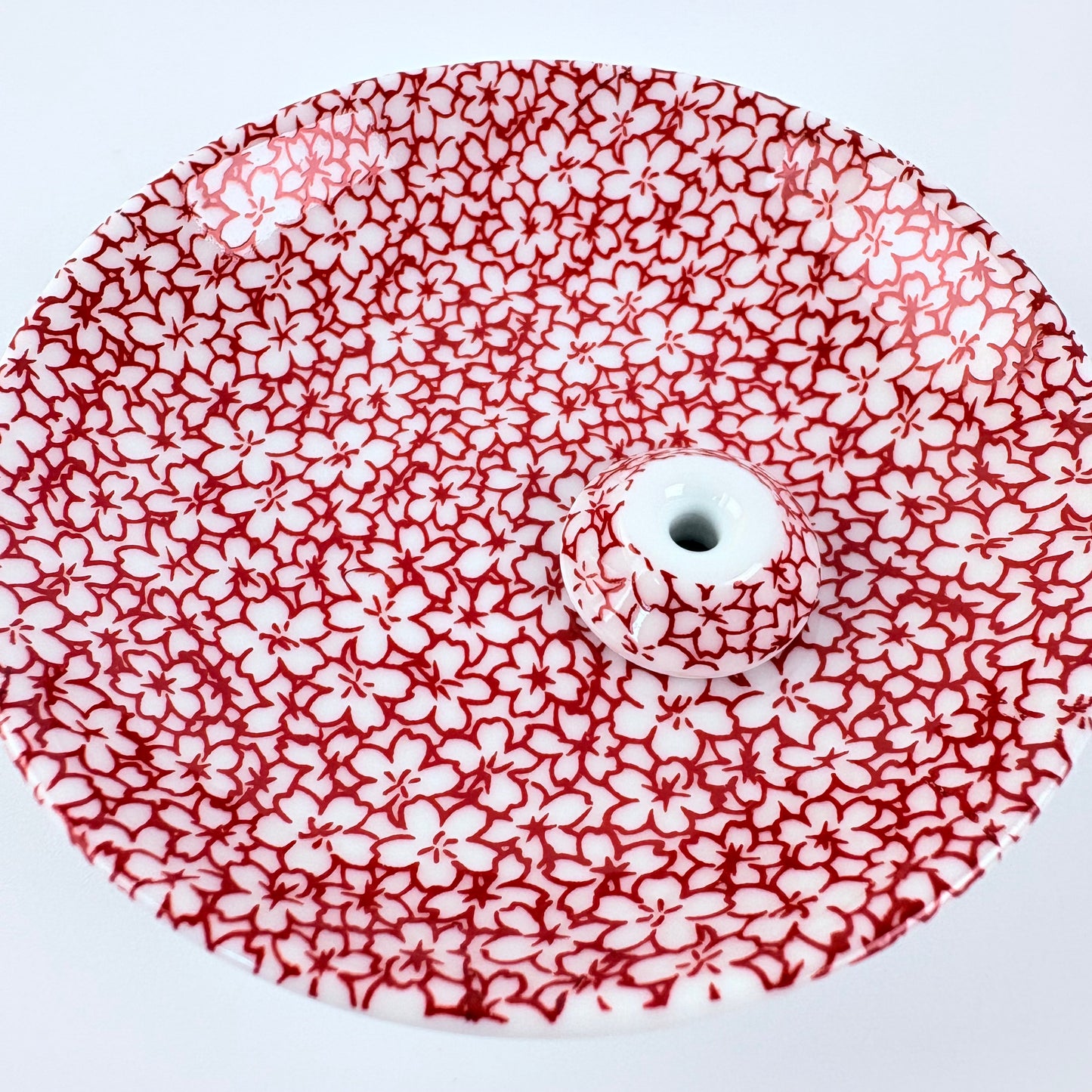 Japonský porcelánový stojánek na vonné tyčinky – červené sakury / Made in Japan