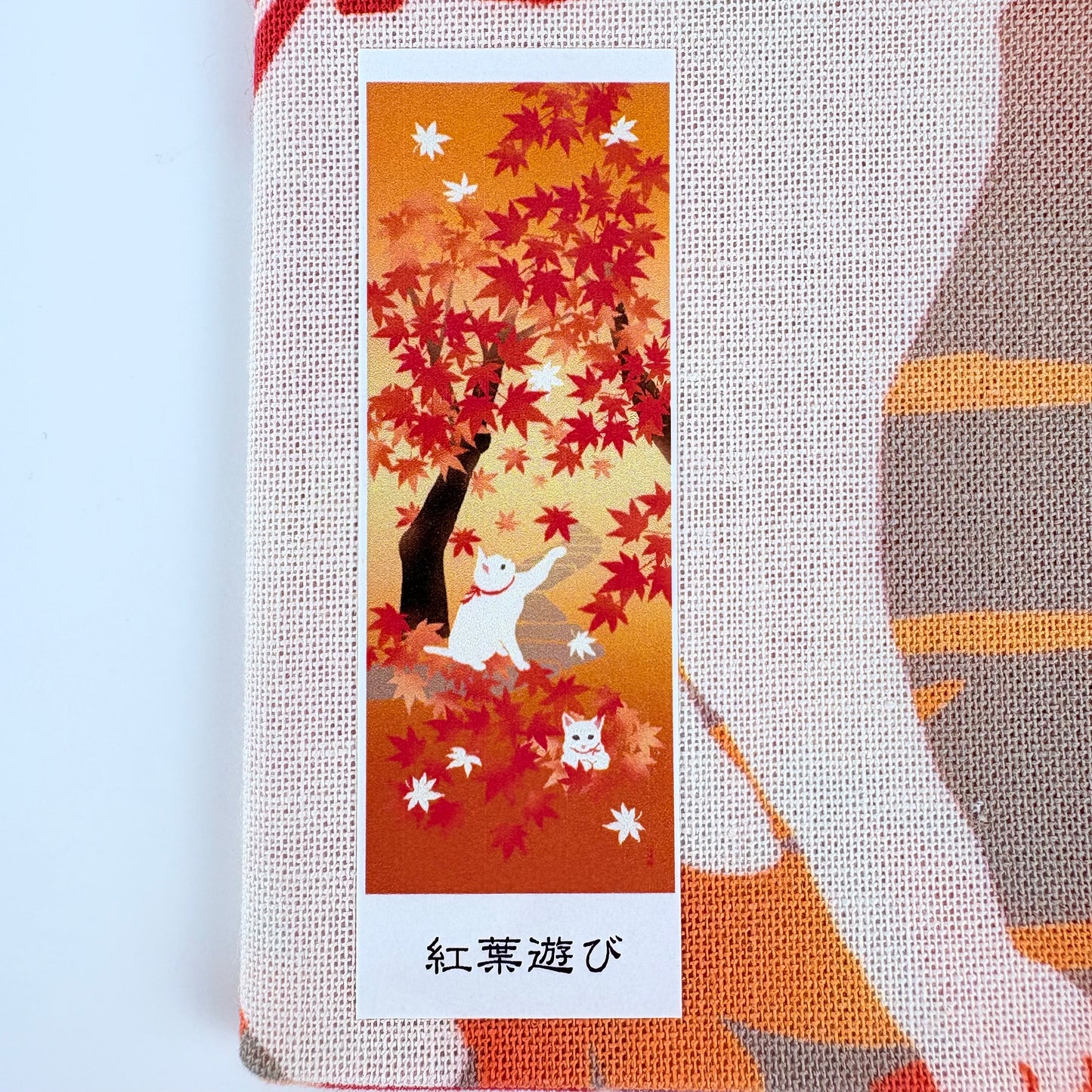 Japonské tenugui Momiji Asobi – Kočky v podzimním listí | Made in Japan