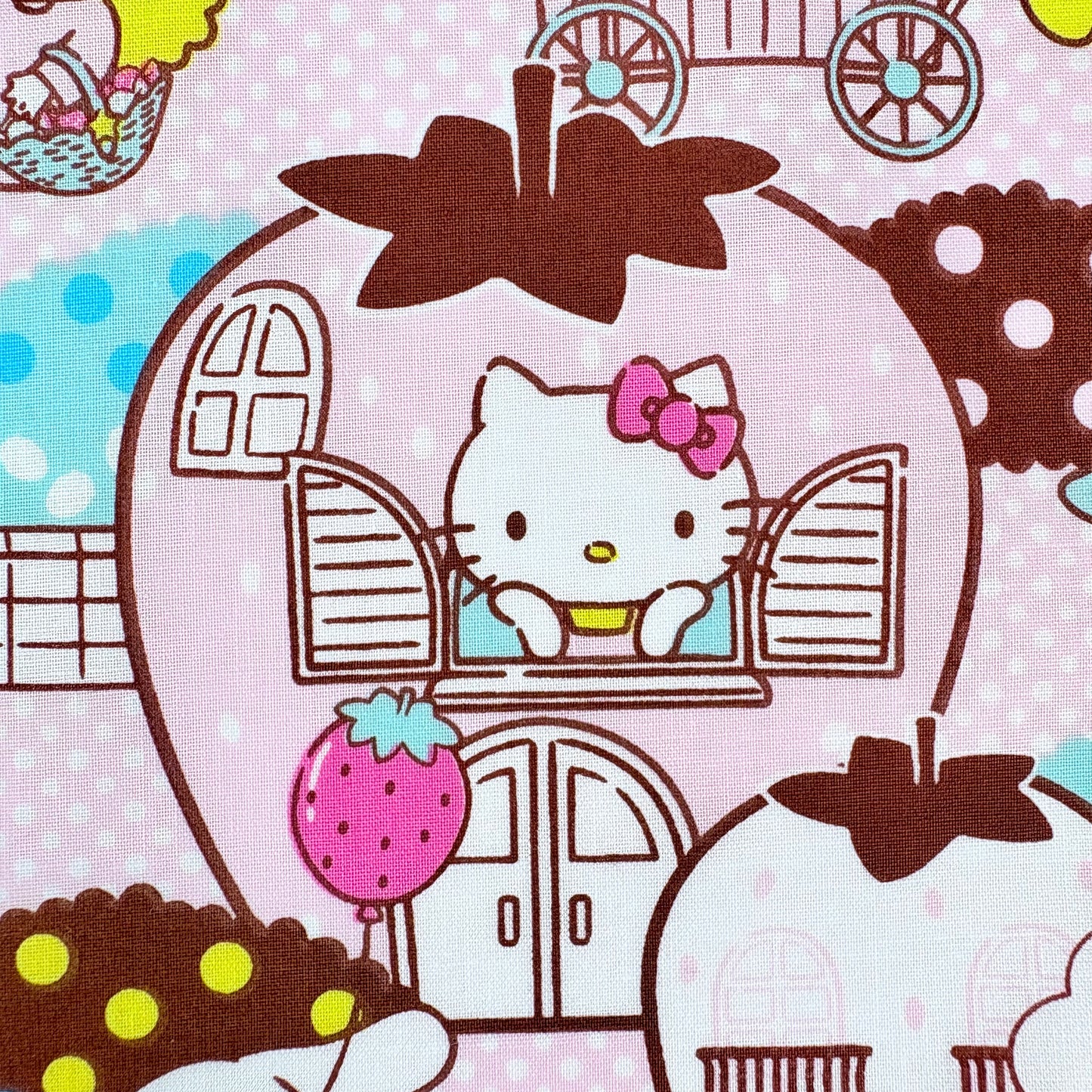 Japonský bavlněný šátek Sanrio Characters – Jahodové městečko 30 × 30 cm – Made in Japan