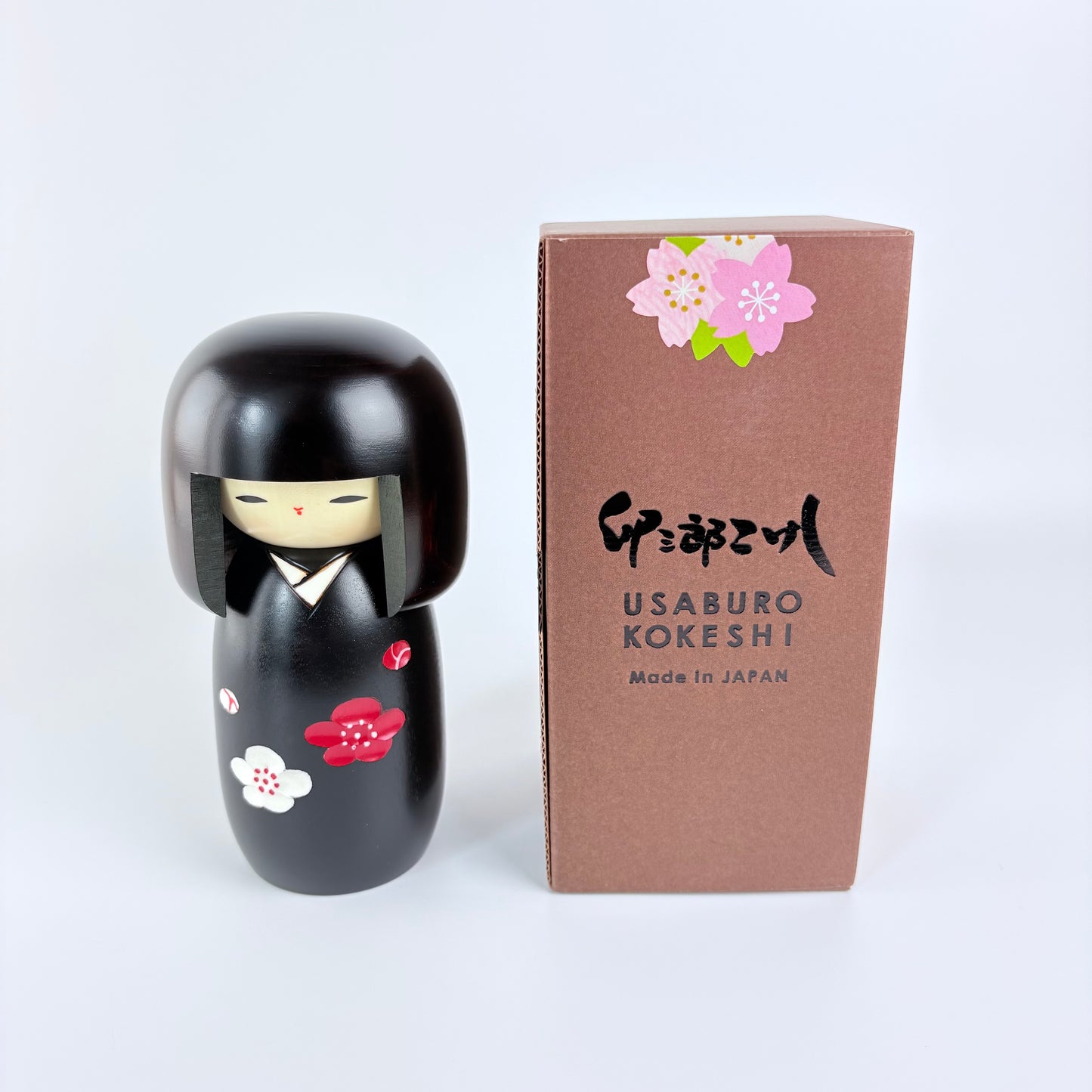 Autorská kokeshi s květy ume – Černé kimono | Usaburo | Made in Japan
