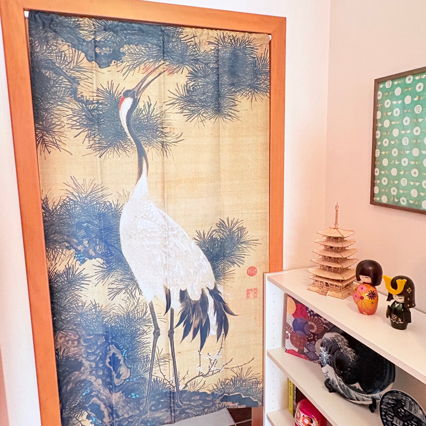 Noren závěs Bílý jeřáb mezi borovicemi 85 × 150 cm | Made in Japan
