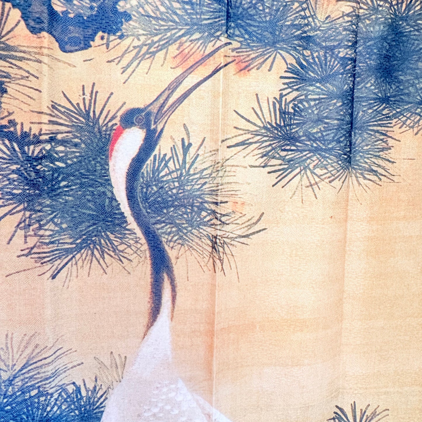 Noren závěs Bílý jeřáb mezi borovicemi 85 × 150 cm | Made in Japan