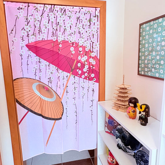 Noren závěs Deštníky a převislá sakura 85 × 150 cm | Made in Japan
