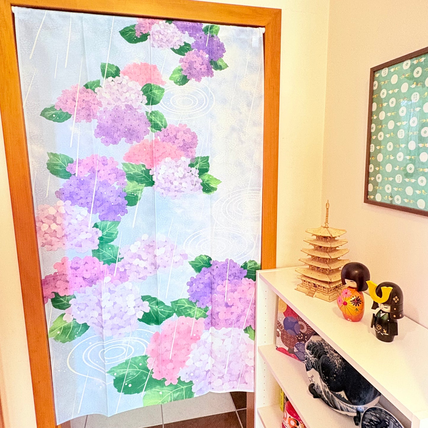 Noren závěs Hortenzie v dešti | Naoko Yamanaka | 85 × 150 cm | Made in Japan