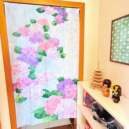 Noren závěs Hortenzie v dešti | Naoko Yamanaka | 85 × 150 cm | Made in Japan