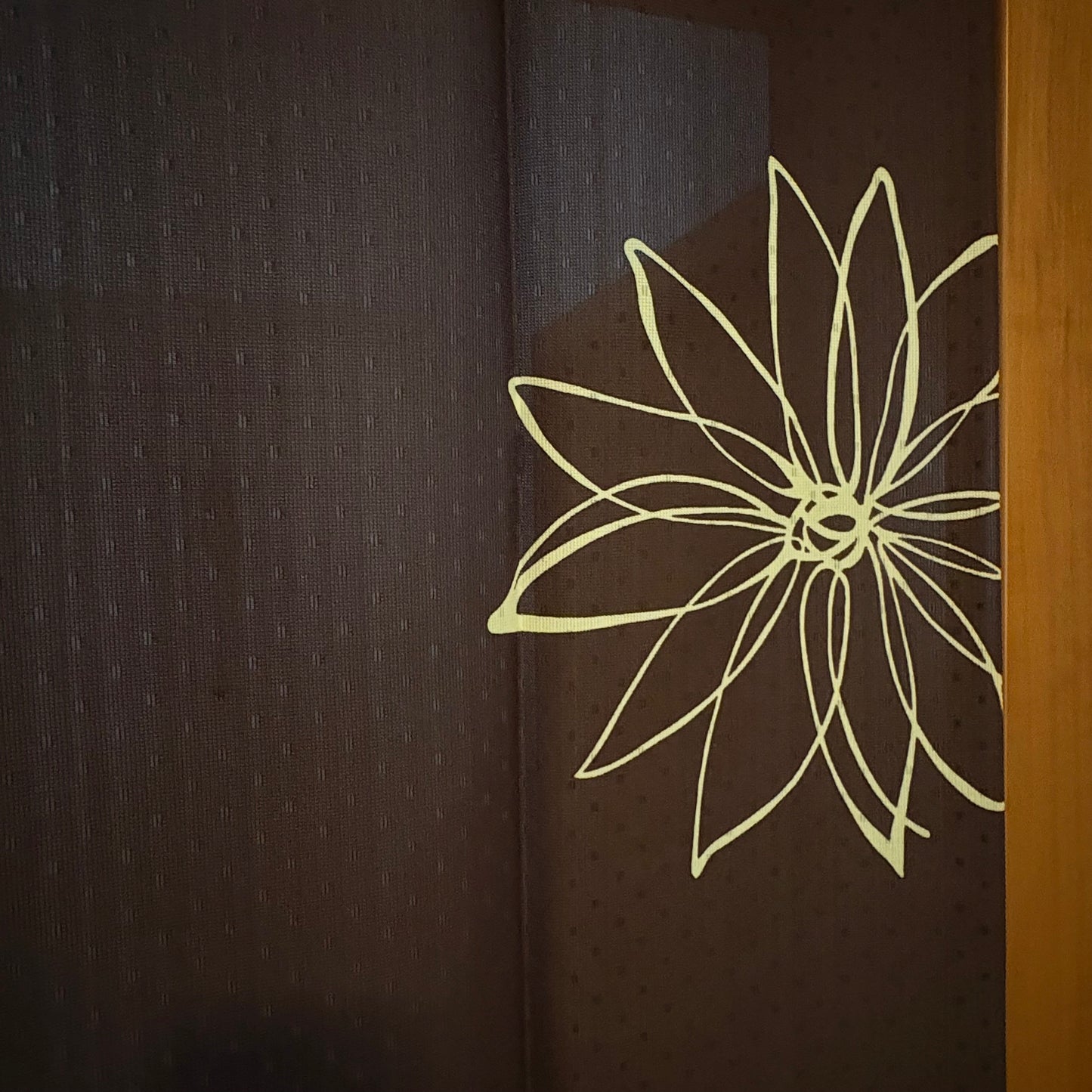 Noren závěs Line Flower hnědý 85 × 170 cm | Made in Japan