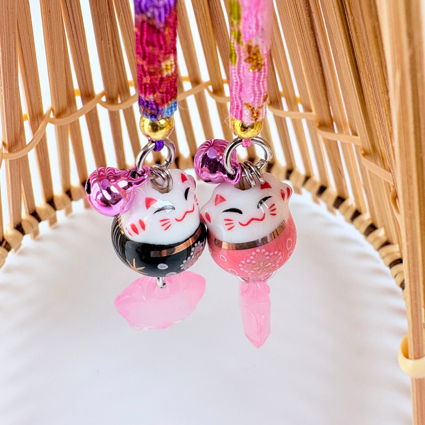 Pár talismanů Maneki Neko s květem sakury | štěstí a radost | Made in Japan