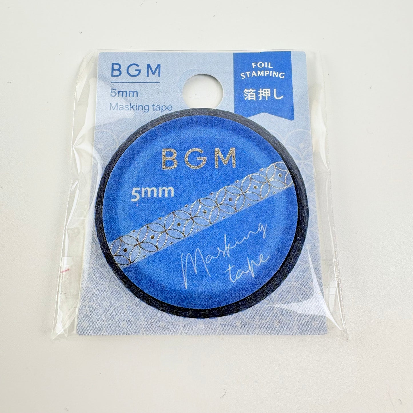 Washi páska BGM – Modrá s geometrickým vzorem a fóliovým zdobením, 5 mm × 5 m
