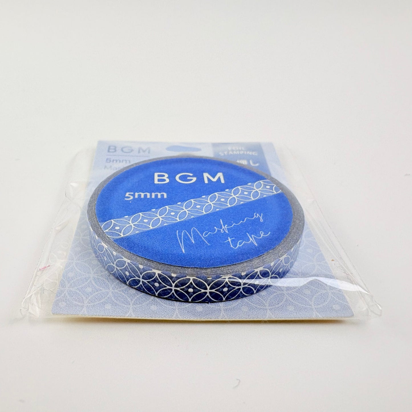 Washi páska BGM – Modrá s geometrickým vzorem a fóliovým zdobením, 5 mm × 5 m