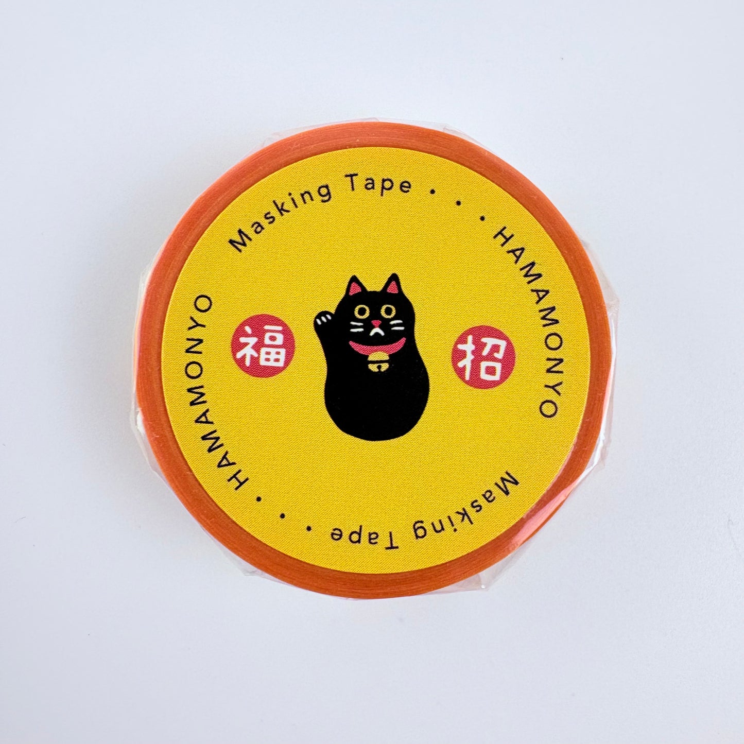 Washi páska HAMAMONYO – Maneki neko na oranžovém podkladu, 15 mm × 5 m