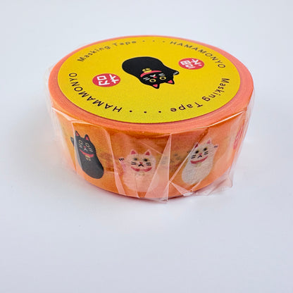 Washi páska HAMAMONYO – Maneki neko na oranžovém podkladu, 15 mm × 5 m