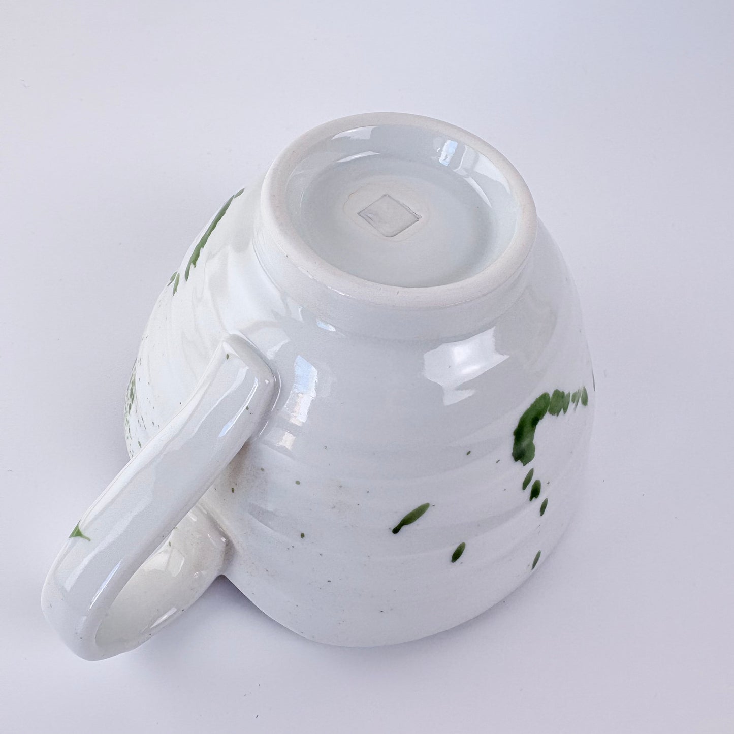 Keramický hrnek Hasami-yaki – bílý se zeleným motivem, 300 ml
