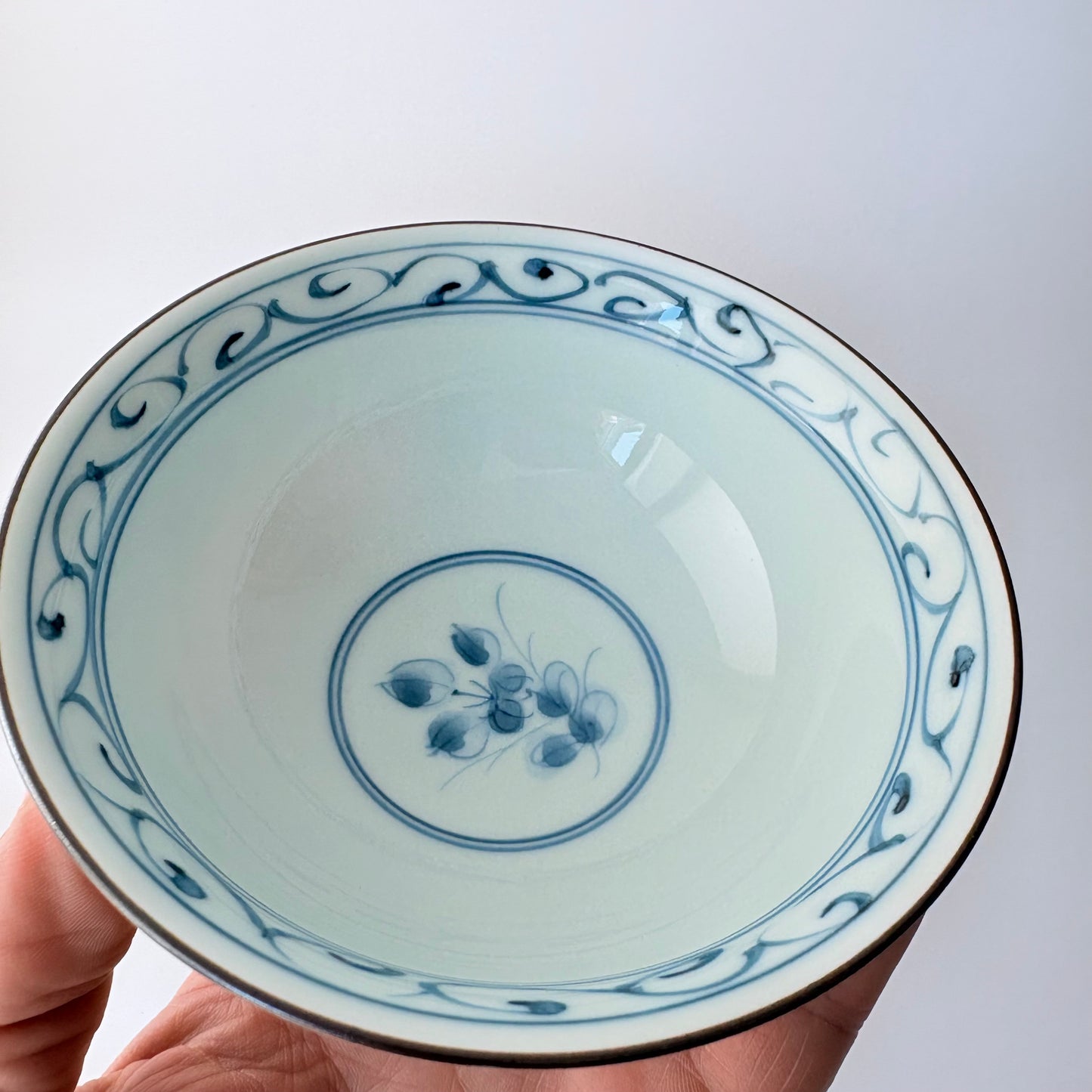Hasami-yaki miska 12 cm – červená arabeska