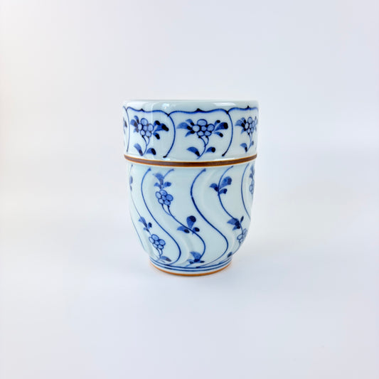 Porcelánový šálek Hasami-yaki – trávy a květy