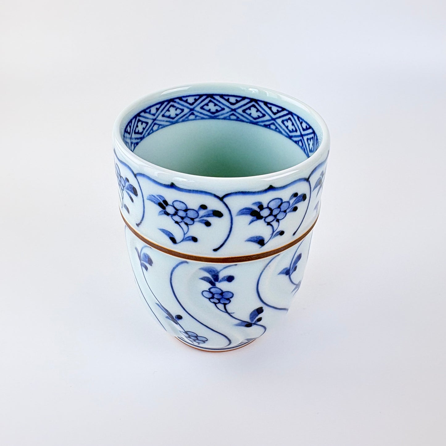 Porcelánový šálek Hasami-yaki – trávy a květy