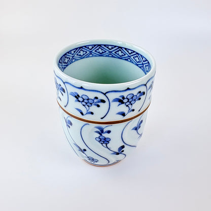 Porcelánový šálek Hasami-yaki – trávy a květy