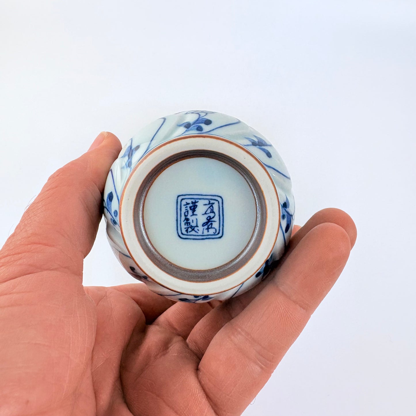 Porcelánový šálek Hasami-yaki – trávy a květy