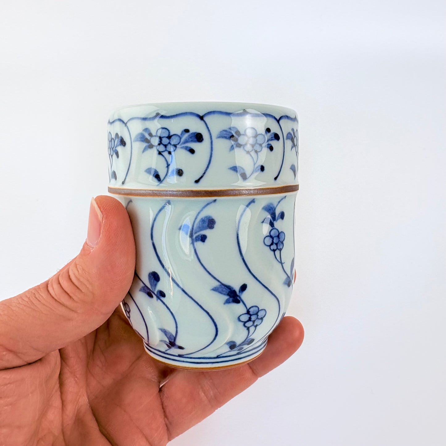 Porcelánový šálek Hasami-yaki – trávy a květy