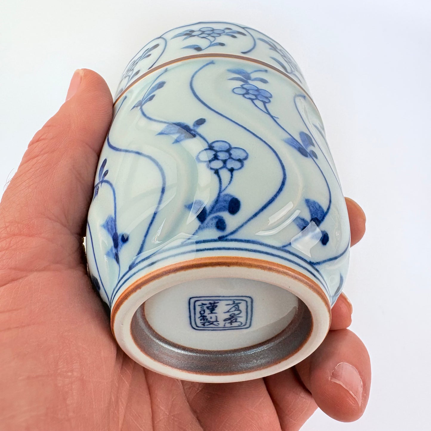 Porcelánový šálek Hasami-yaki – trávy a květy