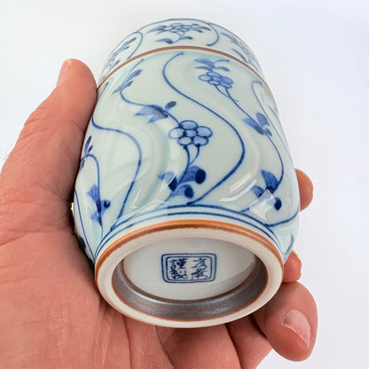 Porcelánový šálek Hasami-yaki – trávy a květy