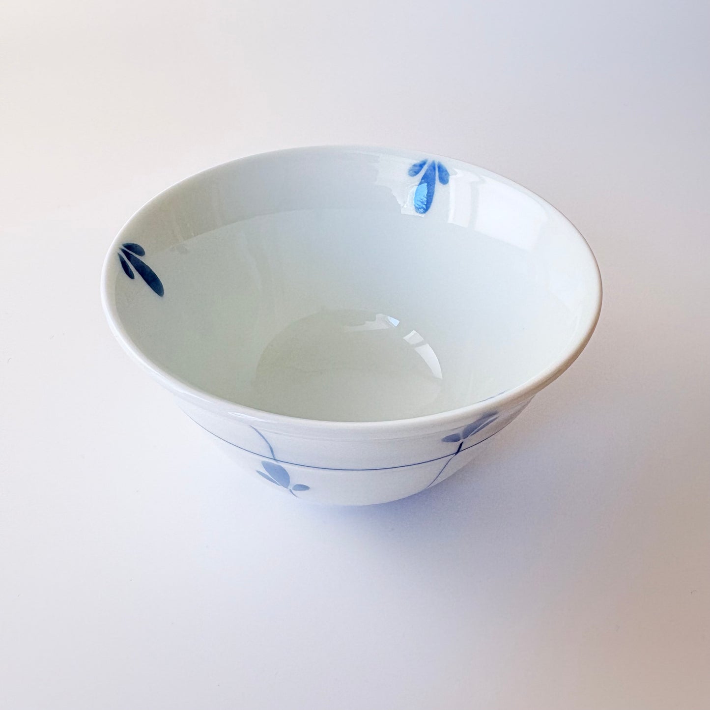 Japonská miska na čaj Hasami ware Mebae – modré výhonky / Made in Japan