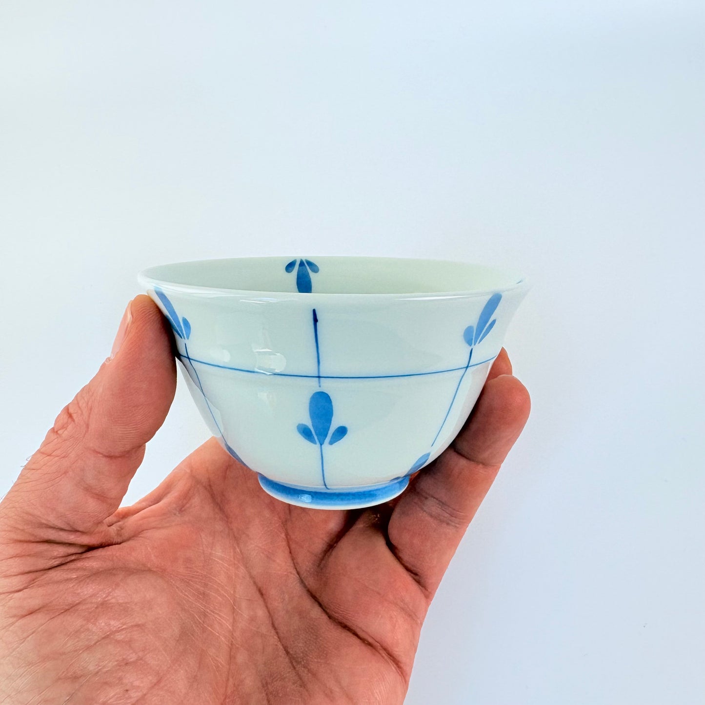 Japonská miska na čaj Hasami ware Mebae – modré výhonky / Made in Japan