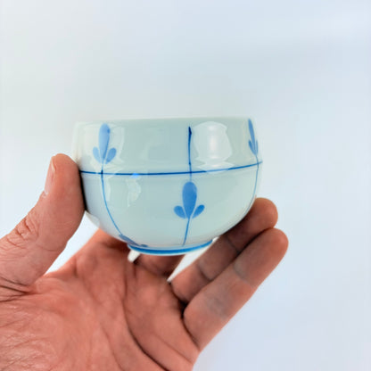 Japonský šálek na čaj Hasami ware Mebae – modré výhonky / Made in Japan