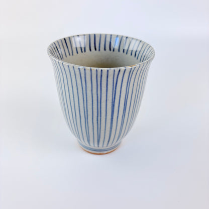 Japonský čajový šálek Hasami ware – ručně malované modré linky / Made in Japan