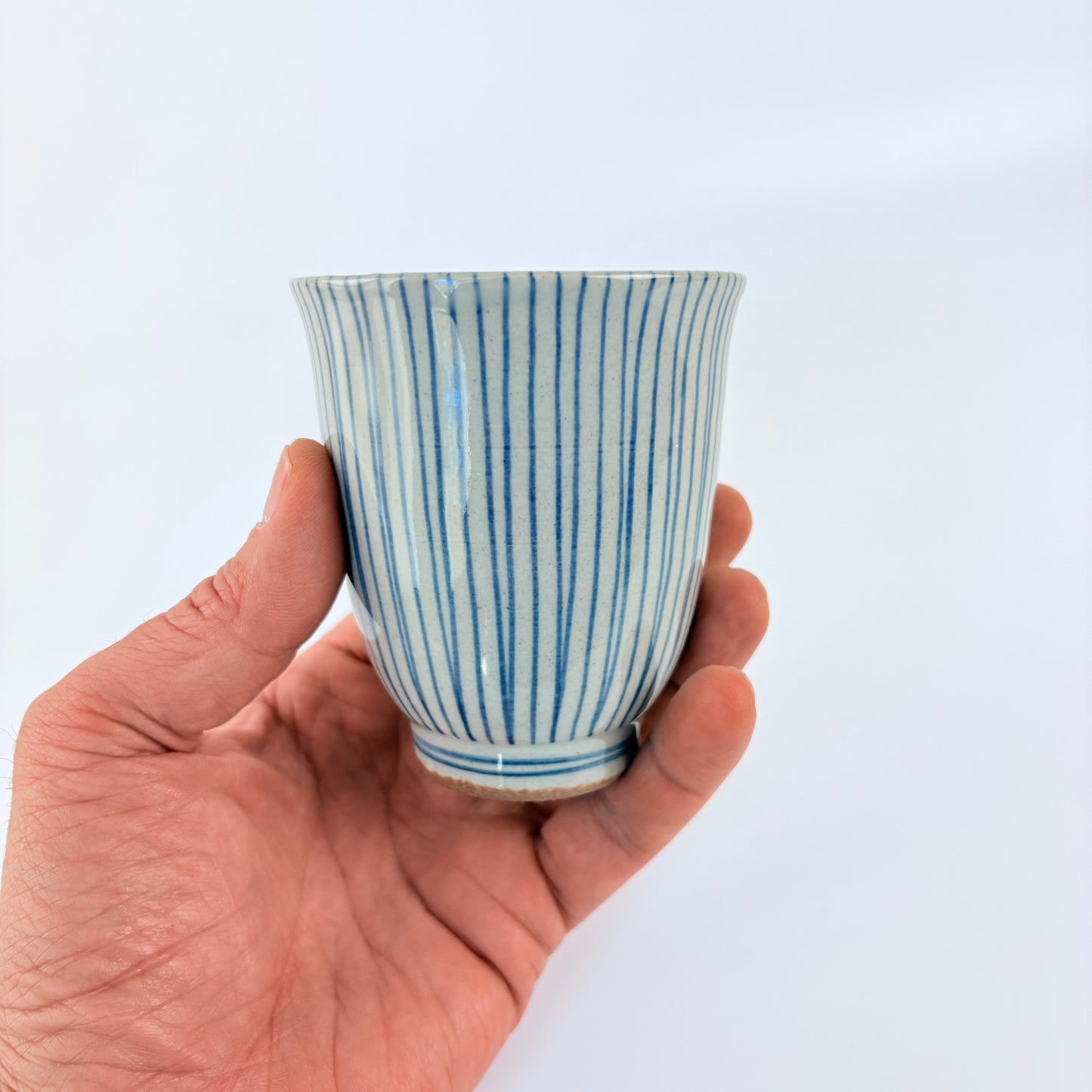 Japonský čajový šálek Hasami ware – ručně malované modré linky / Made in Japan