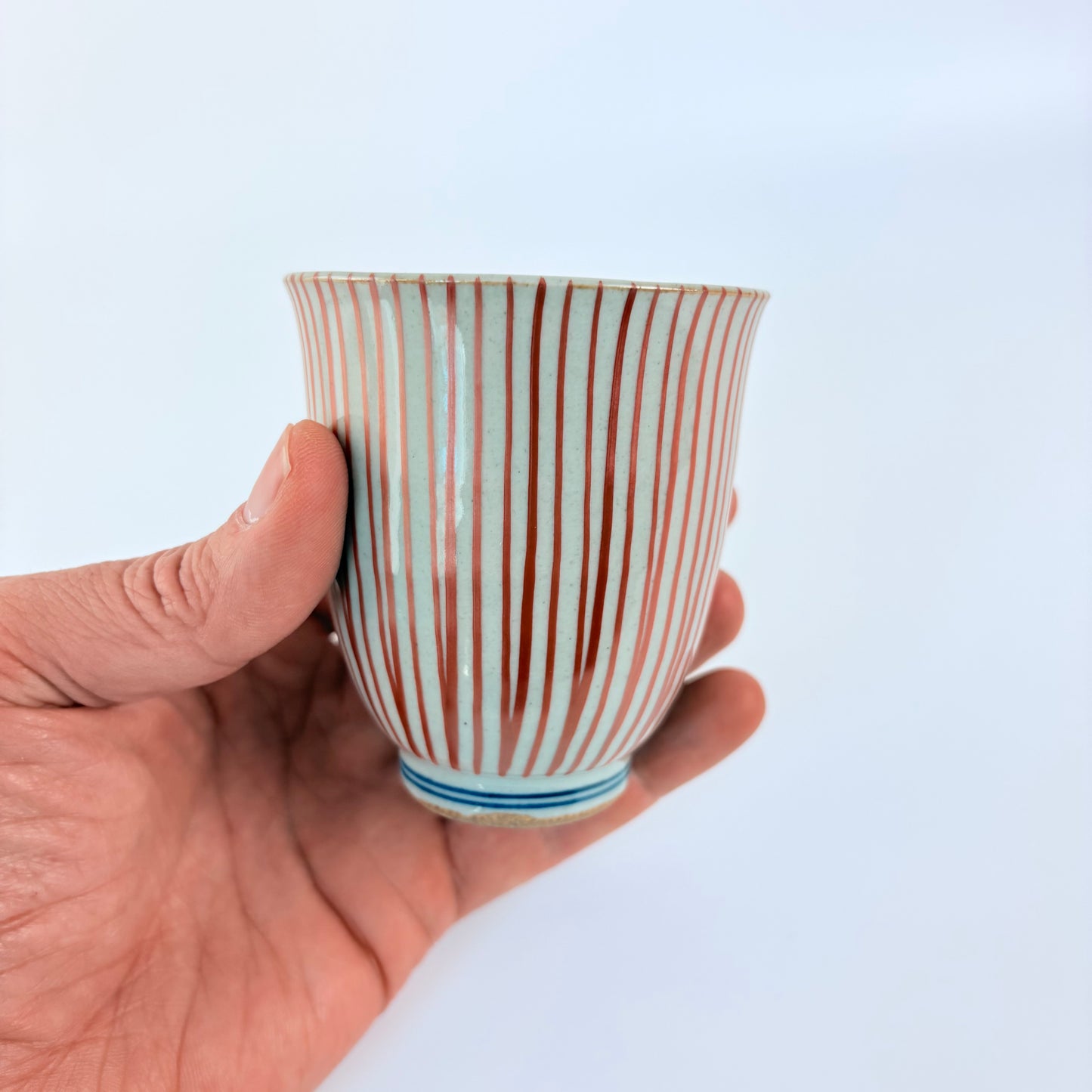Japonský čajový šálek Hasami ware – ručně malované červené linky / Made in Japan