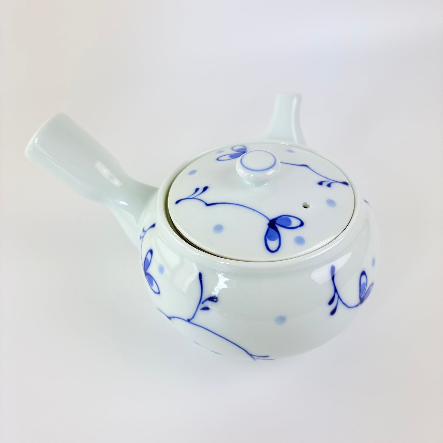 Japonská čajová konvička Hasami ware Fukuda Arabesque – modrobílá, 400 ml / Made in Japan