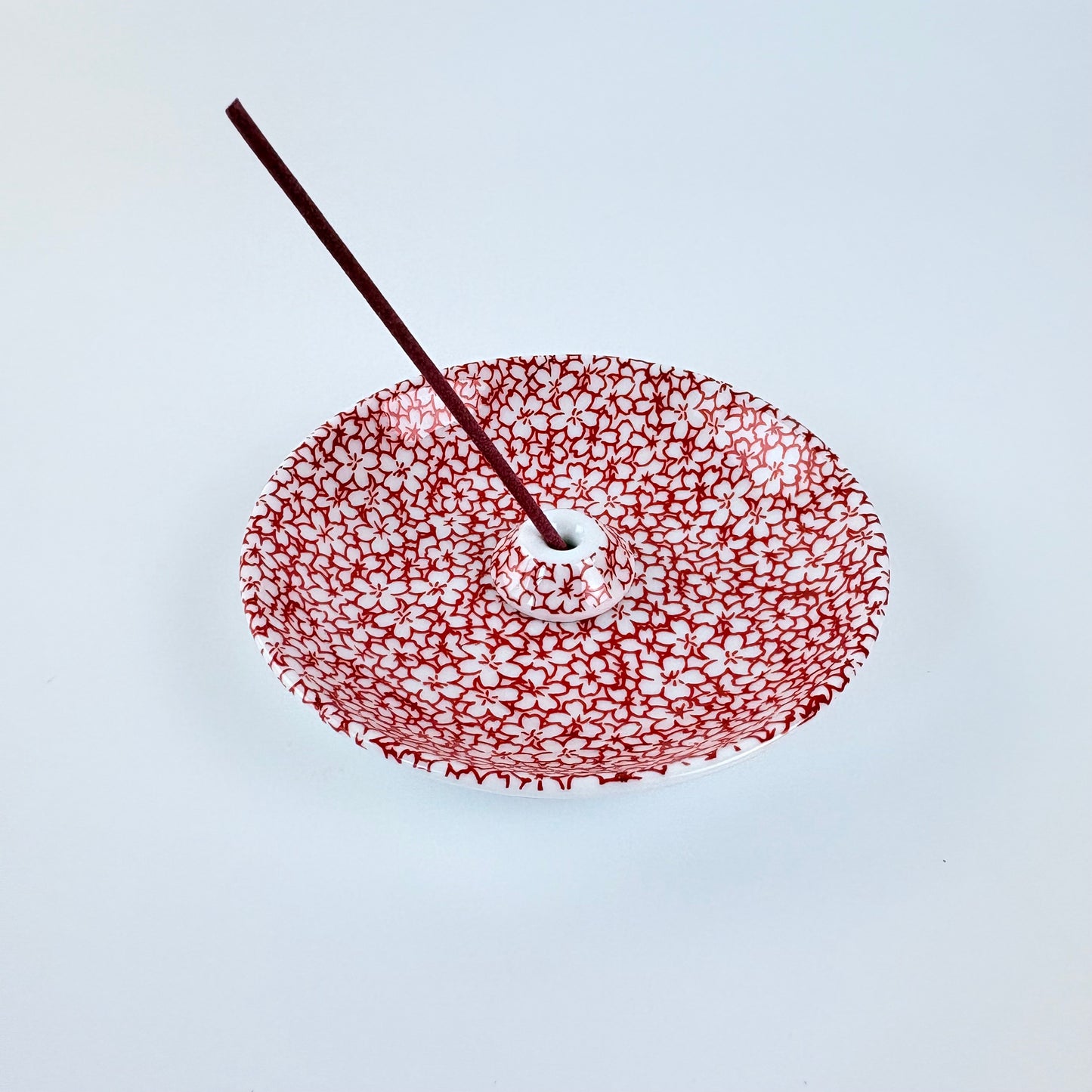 Japonský porcelánový stojánek na vonné tyčinky – červené sakury / Made in Japan