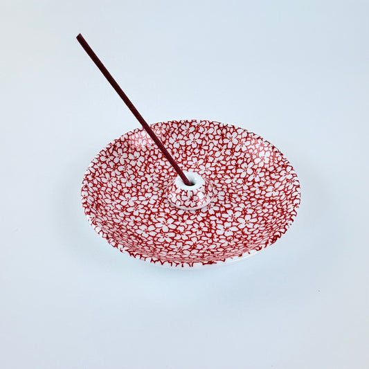 Japonský porcelánový stojánek na vonné tyčinky – červené sakury / Made in Japan