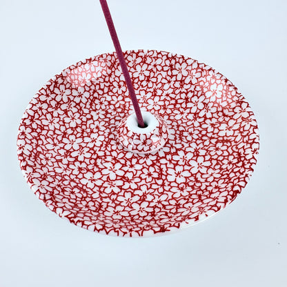 Japonský porcelánový stojánek na vonné tyčinky – červené sakury / Made in Japan