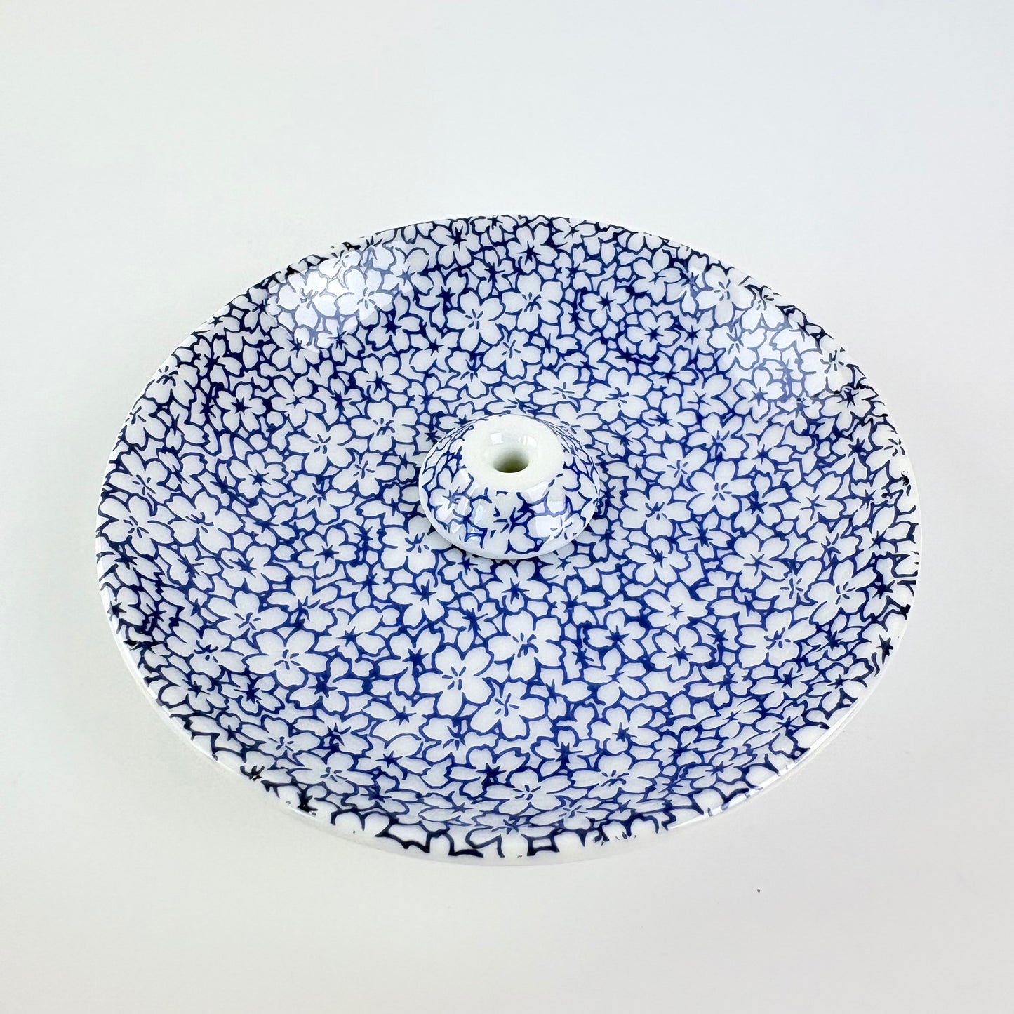 Japonský porcelánový stojánek na vonné tyčinky – modré sakury / Made in Japan