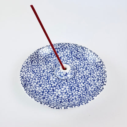 Japonský porcelánový stojánek na vonné tyčinky – modré sakury / Made in Japan