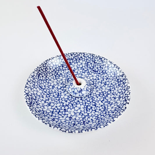 Japanischer Räucherstäbchenhalter aus Porzellan – blaue Kirschblüten / Made in Japan