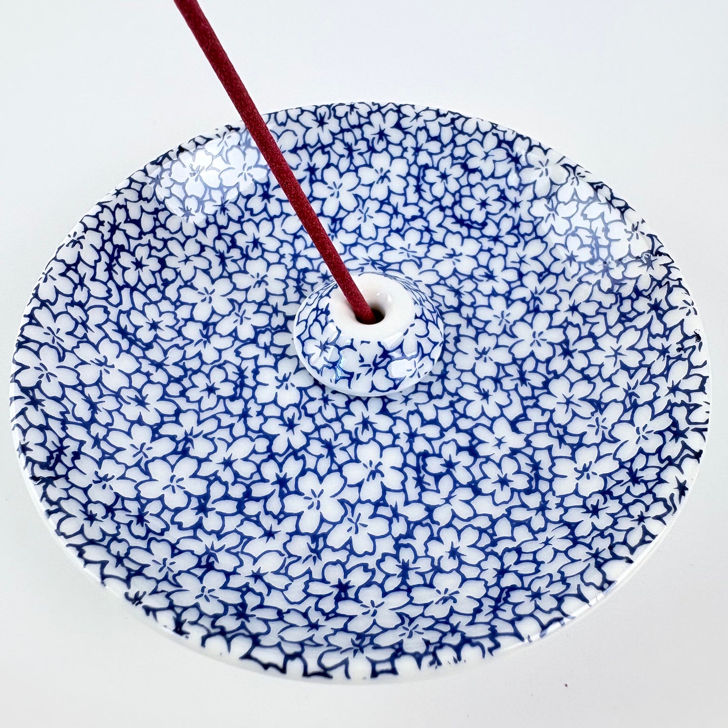 Japonský porcelánový stojánek na vonné tyčinky – modré sakury / Made in Japan