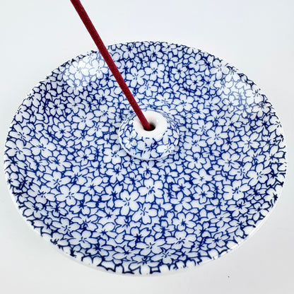 Japonský porcelánový stojánek na vonné tyčinky – modré sakury / Made in Japan
