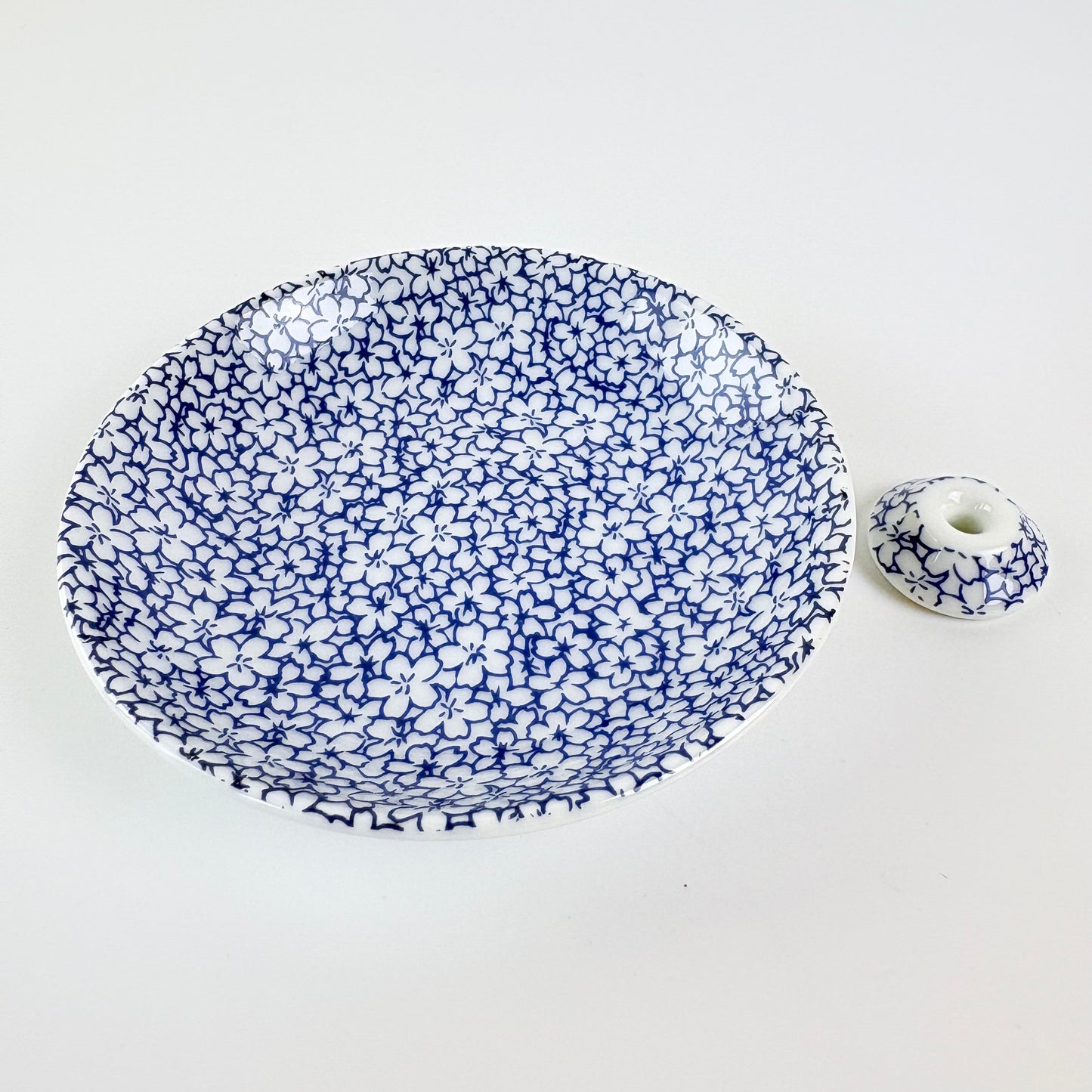 Japonský porcelánový stojánek na vonné tyčinky – modré sakury / Made in Japan