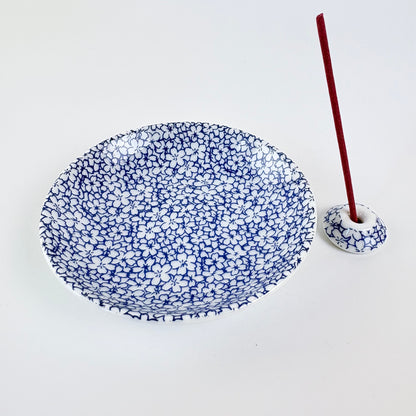 Japonský porcelánový stojánek na vonné tyčinky – modré sakury / Made in Japan