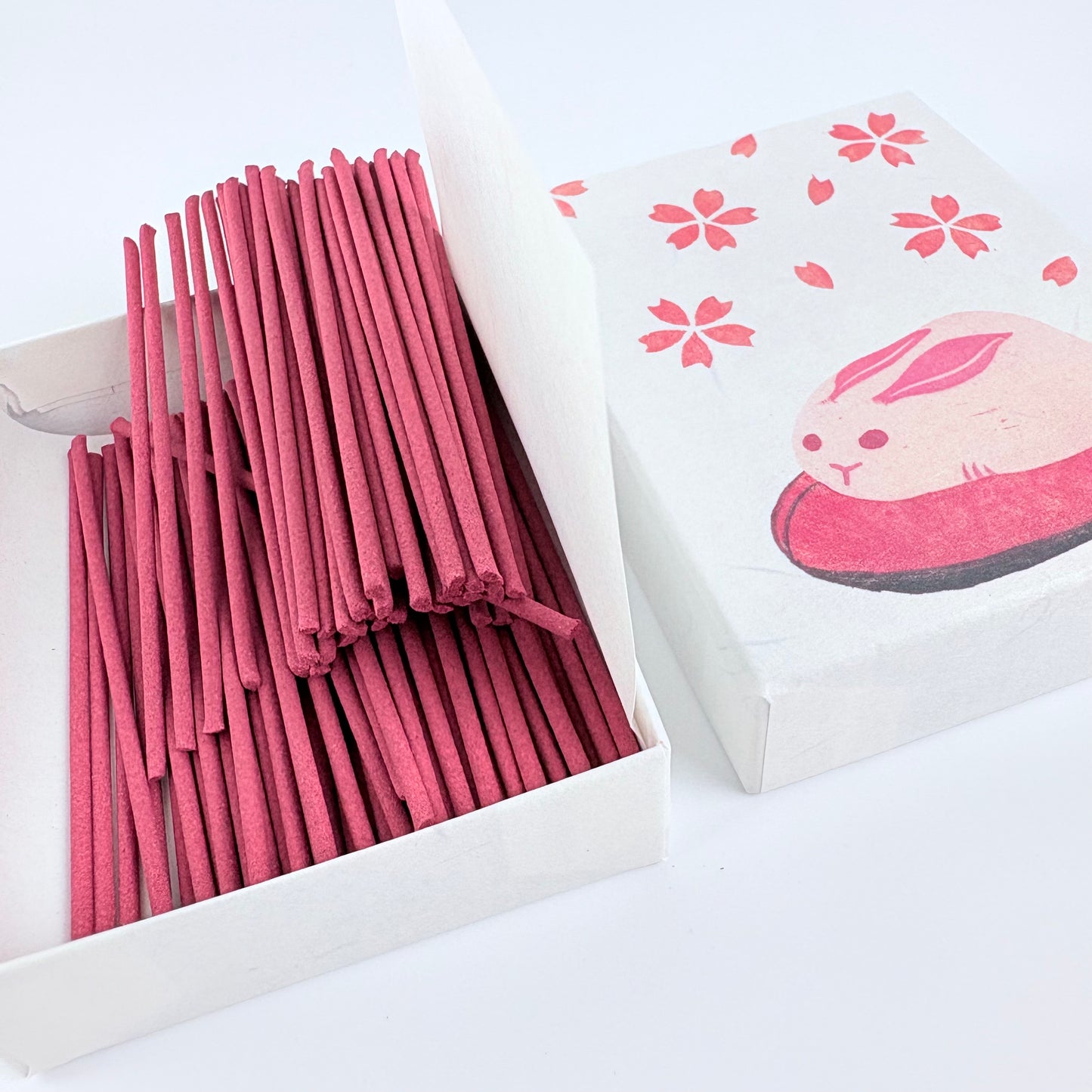Japonské vonné tyčinky KOUSAIDO Sakurausagi – sakura a floral musk, 20 g / Made in Japan