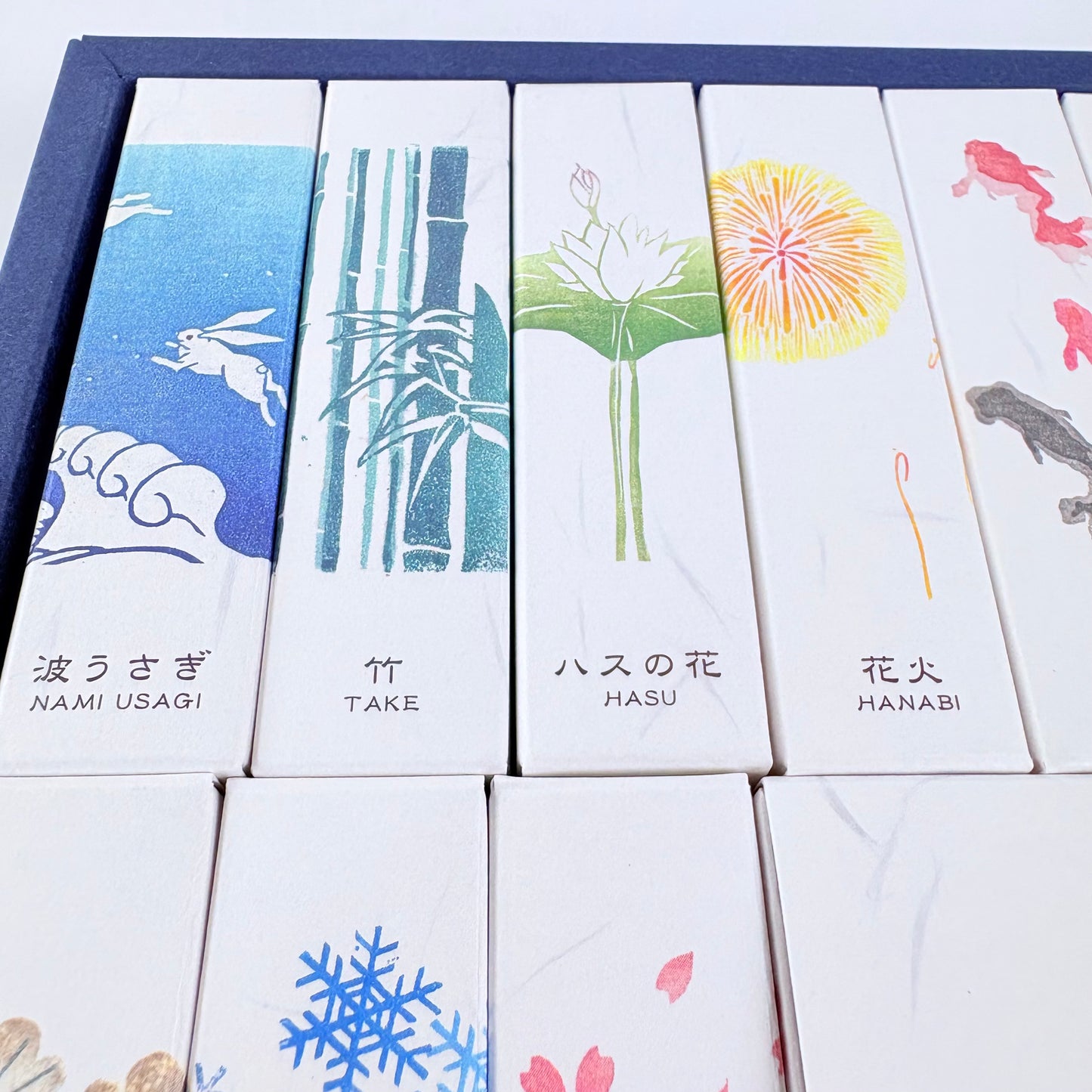 Luxusní sada japonských vonných tyčinek KOUSAIDO Hanga – 10 vůní + stojánek / Made in Japan