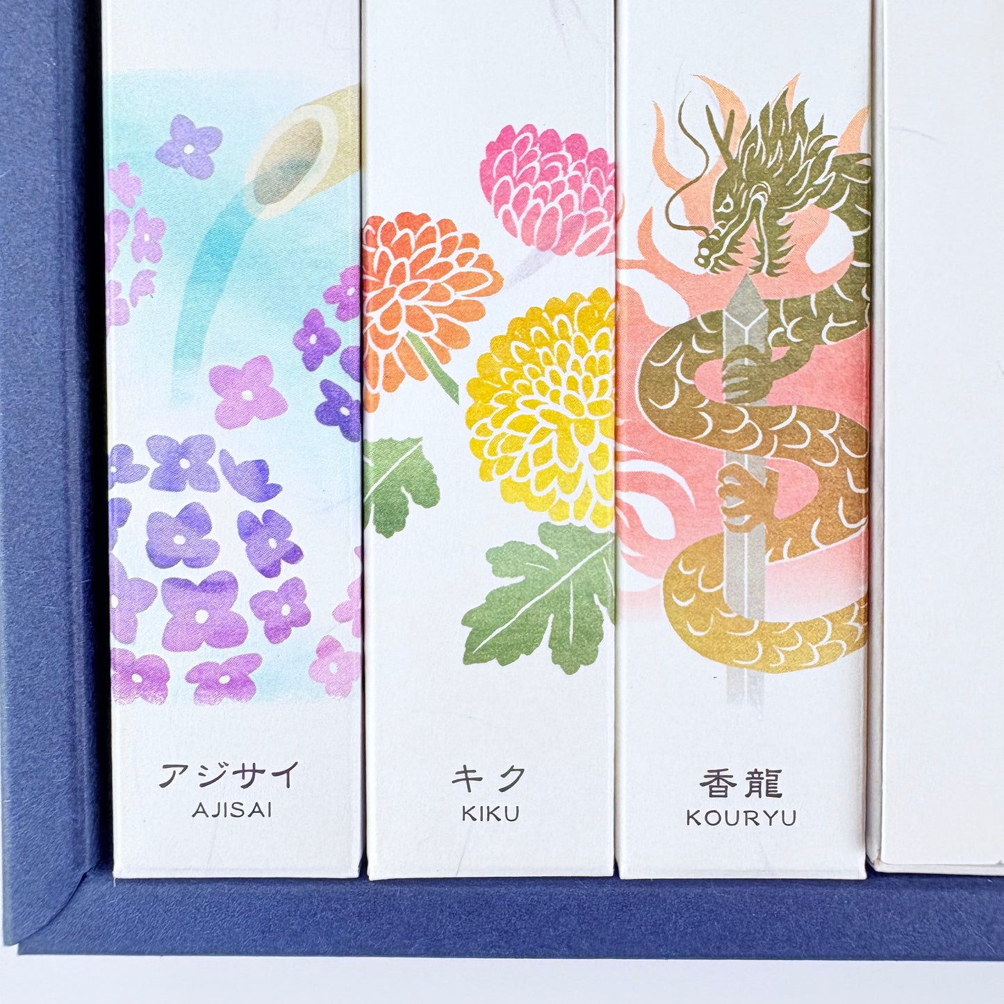 Luxusní sada japonských vonných tyčinek KOUSAIDO Hanga Aya – 10 vůní + stojánek / Made in Japan