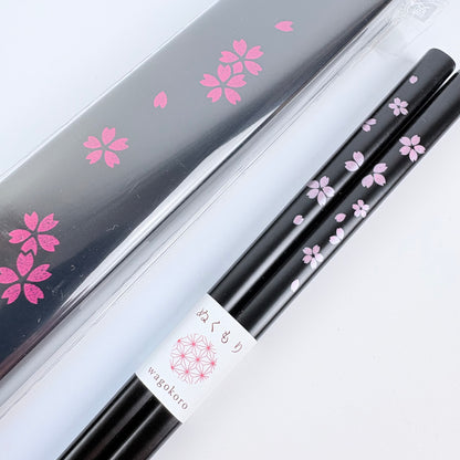 Japonské hůlky s pouzdrem Sakura – černé, 22,5 cm, Made in Japan