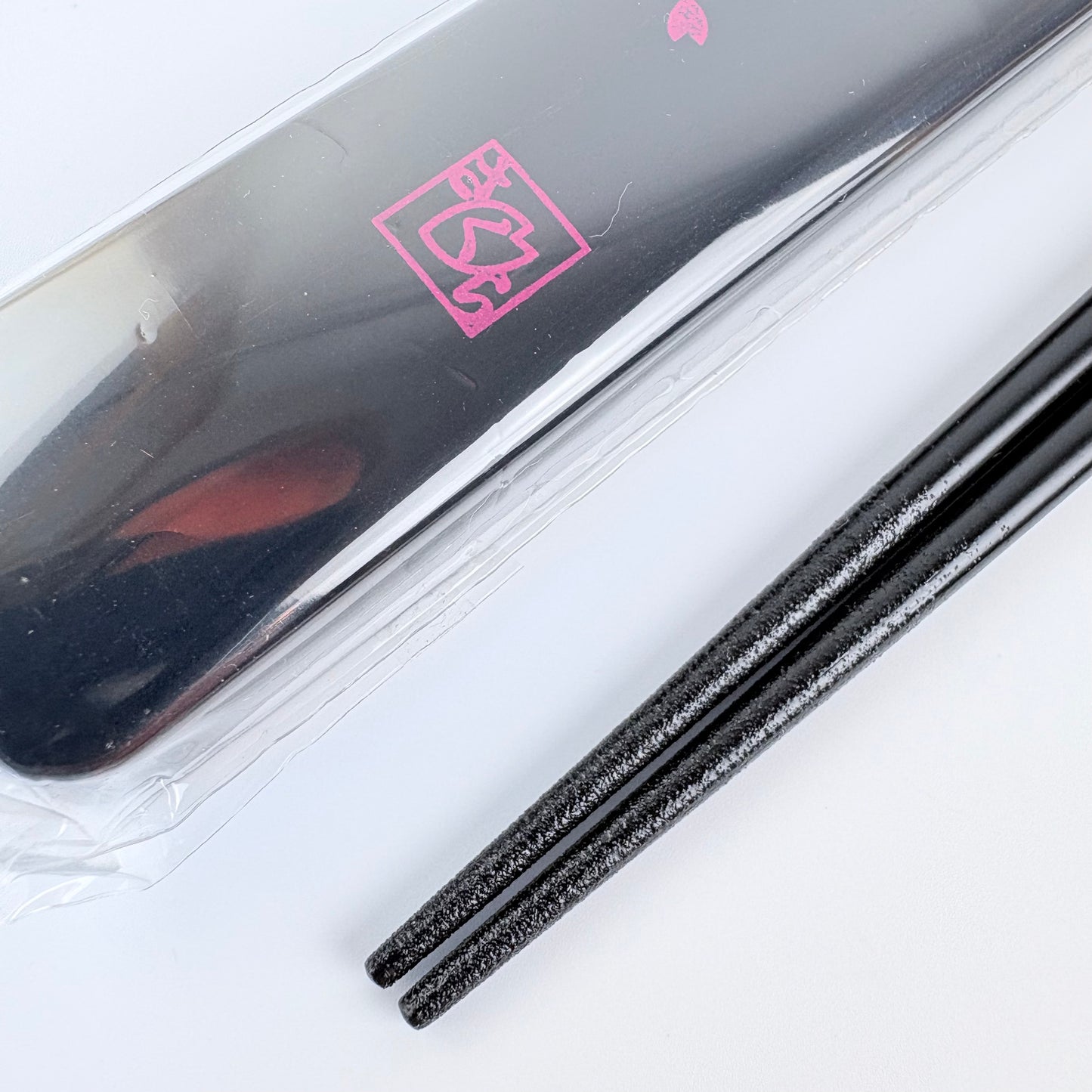 Japonské hůlky s pouzdrem Sakura – černé, 22,5 cm, Made in Japan