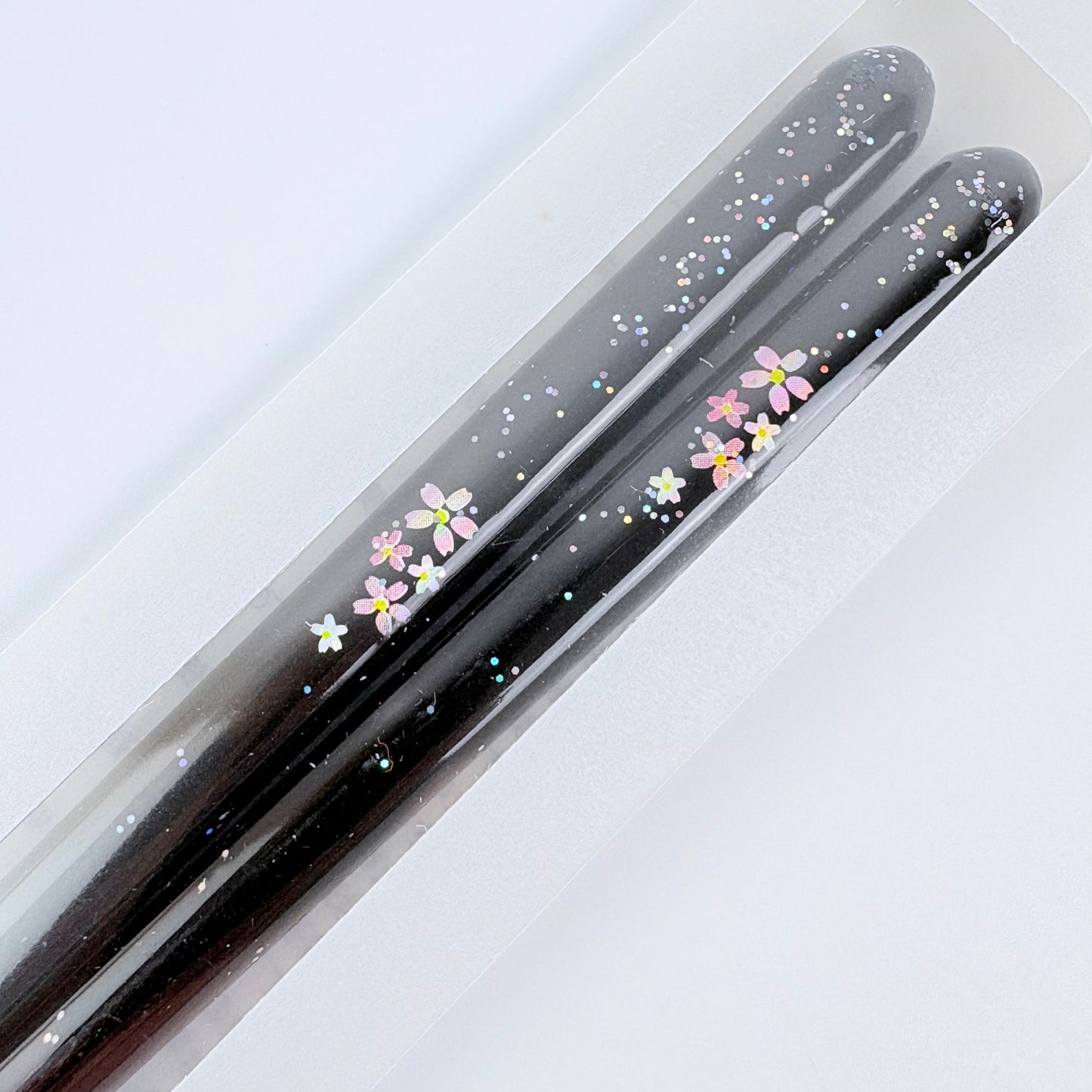 Japonské lakované hůlky Ichigo Ichie Sakura Shizuku – černé, 23 cm, vhodné do myčky, Made in Japan