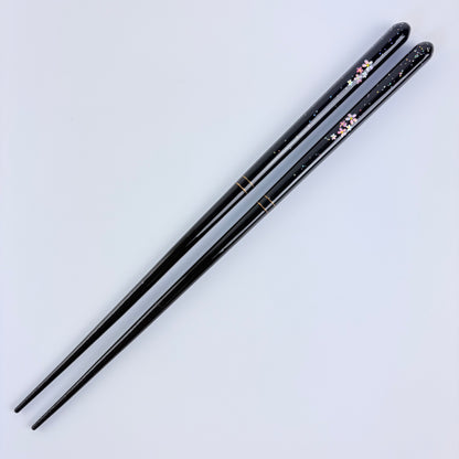 Japonské lakované hůlky Ichigo Ichie Sakura Shizuku – černé, 23 cm, vhodné do myčky, Made in Japan
