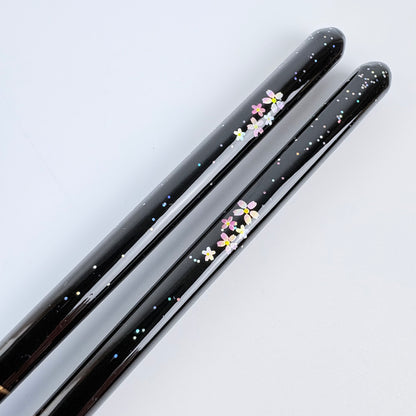 Japonské lakované hůlky Ichigo Ichie Sakura Shizuku – černé, 23 cm, vhodné do myčky, Made in Japan